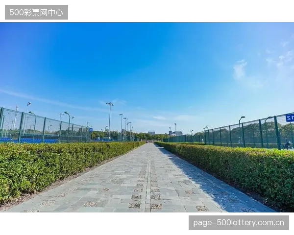 旗忠网球中心在新铺红土场部署闭环补偿系统,用以应对湿度变化导致的球速衰减问题 旗忠网球中心在新铺红土场部署闭环补偿系统,用以应对湿度变化导致的球速衰减问题